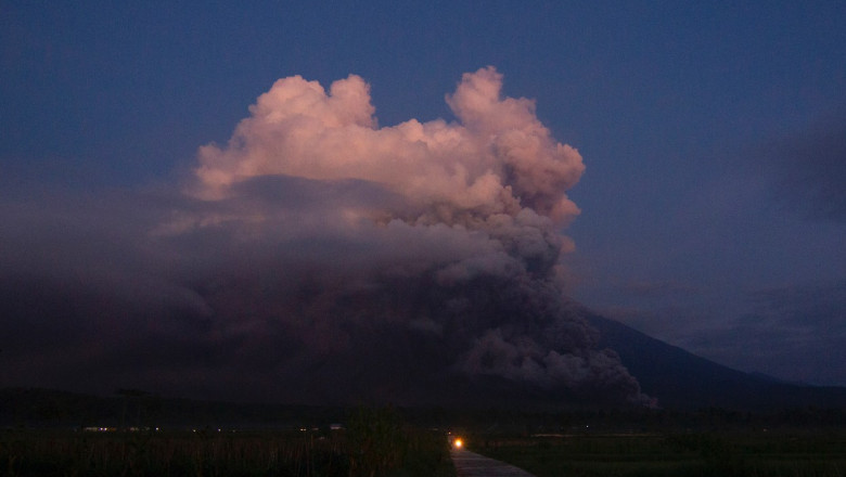 Vulcanul Semeru din Indonezia a erupt, degajând un nor colosal de cenuşă.