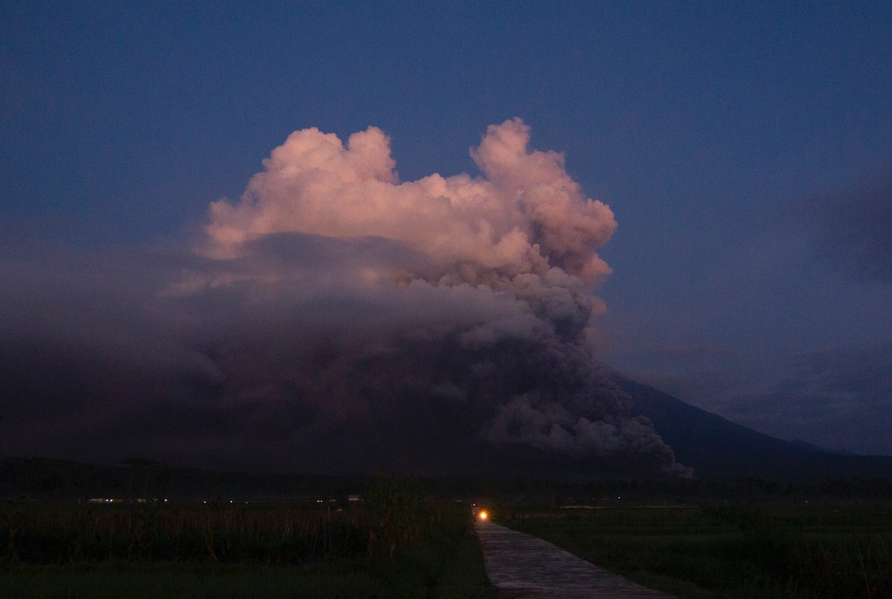 Vulcanul Semeru din Indonezia a erupt. Mii de oameni au fugit din calea norului uriaș de cenușă