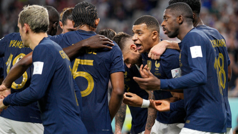 jucătorii francezi se bucura după un gol