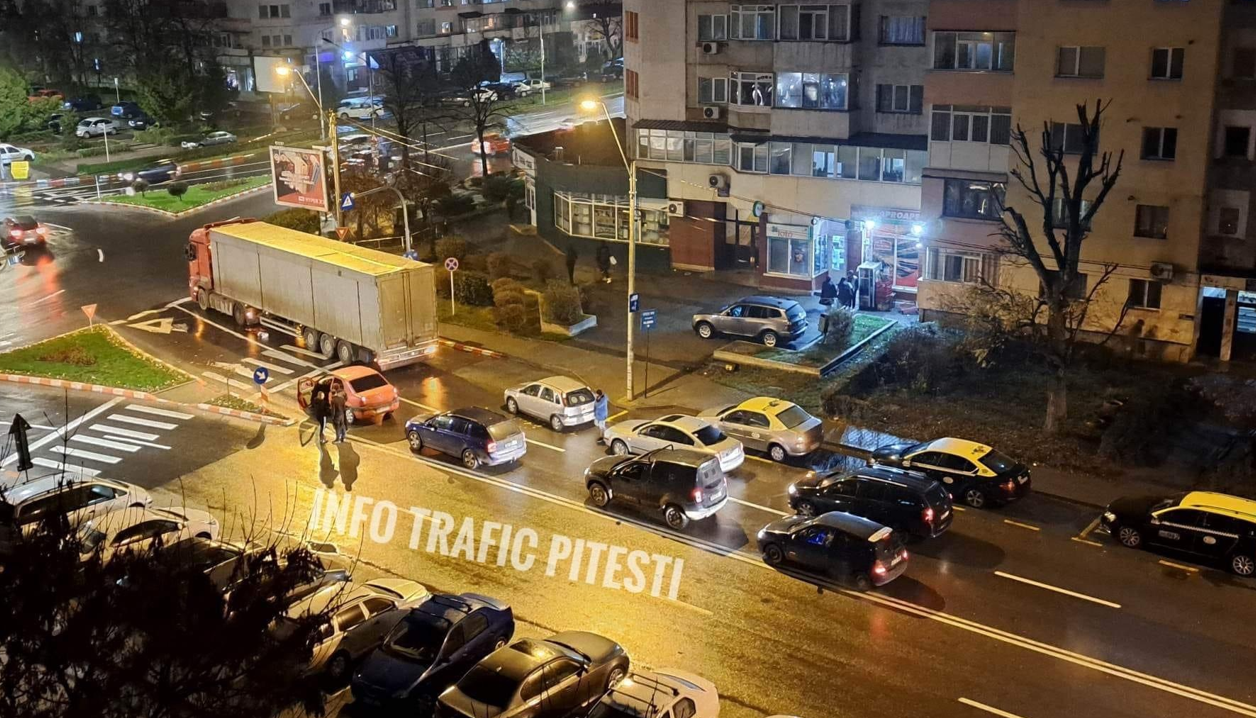 Pieton omorât de un TIR pe o stradă din Piteşti. Victima a rămas blocată sub vehicul