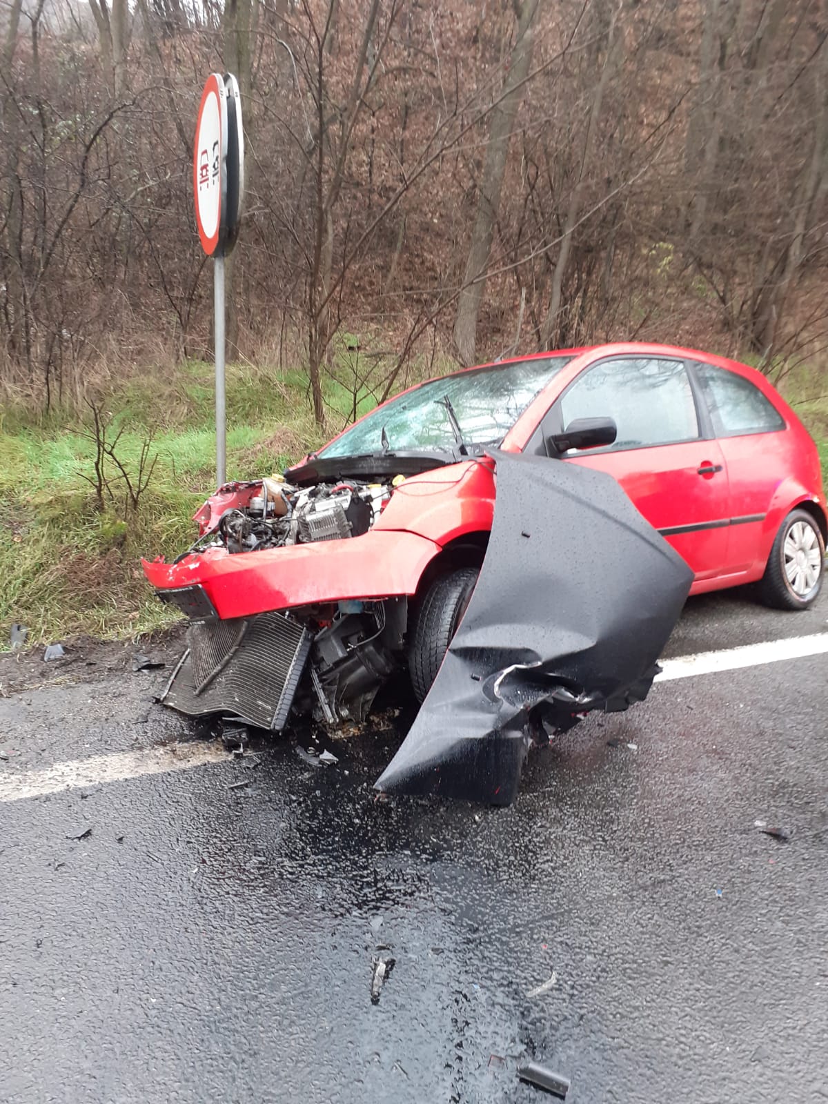 Un bărbat din Cluj a murit dupa ce s-a izbit cu mașina de un camion. Șoferul decedat a fost găsit lângă mașină