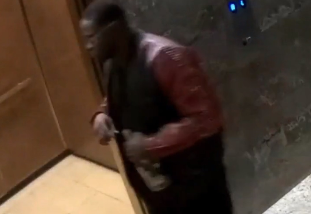 Un bărbat a fost ucis sub ochii familiei după ce a ținut ușa de la lift deschisă pentru un grup de femei. „Fiul meu era un gentleman”