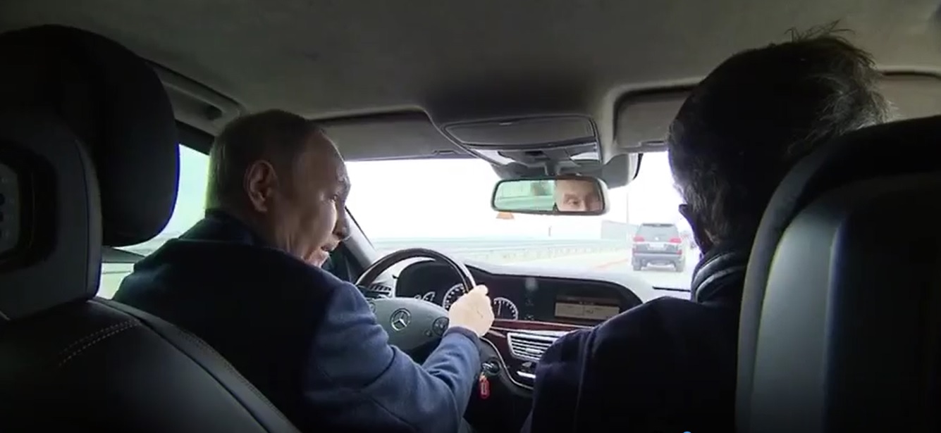 Putin a condus pe Podul Kerci, distrus parțial în octombrie. Este prima vizită în Crimeea, de la începutul războiului