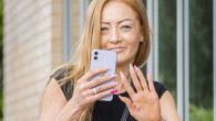 femeie cu telefonul în mână