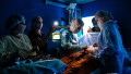 Medici operează un pacient la lumina telefoanelor mobile într-un spital din Kiev