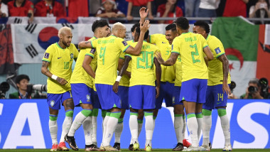 jucatorii brazilieni se bucura dupa un gol