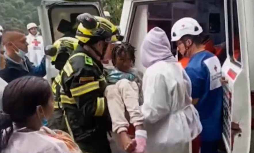 Zeci de morți în Columbia după ce un autobuz și mai multe mașini au fost surprinse de o alunecare masivă de teren