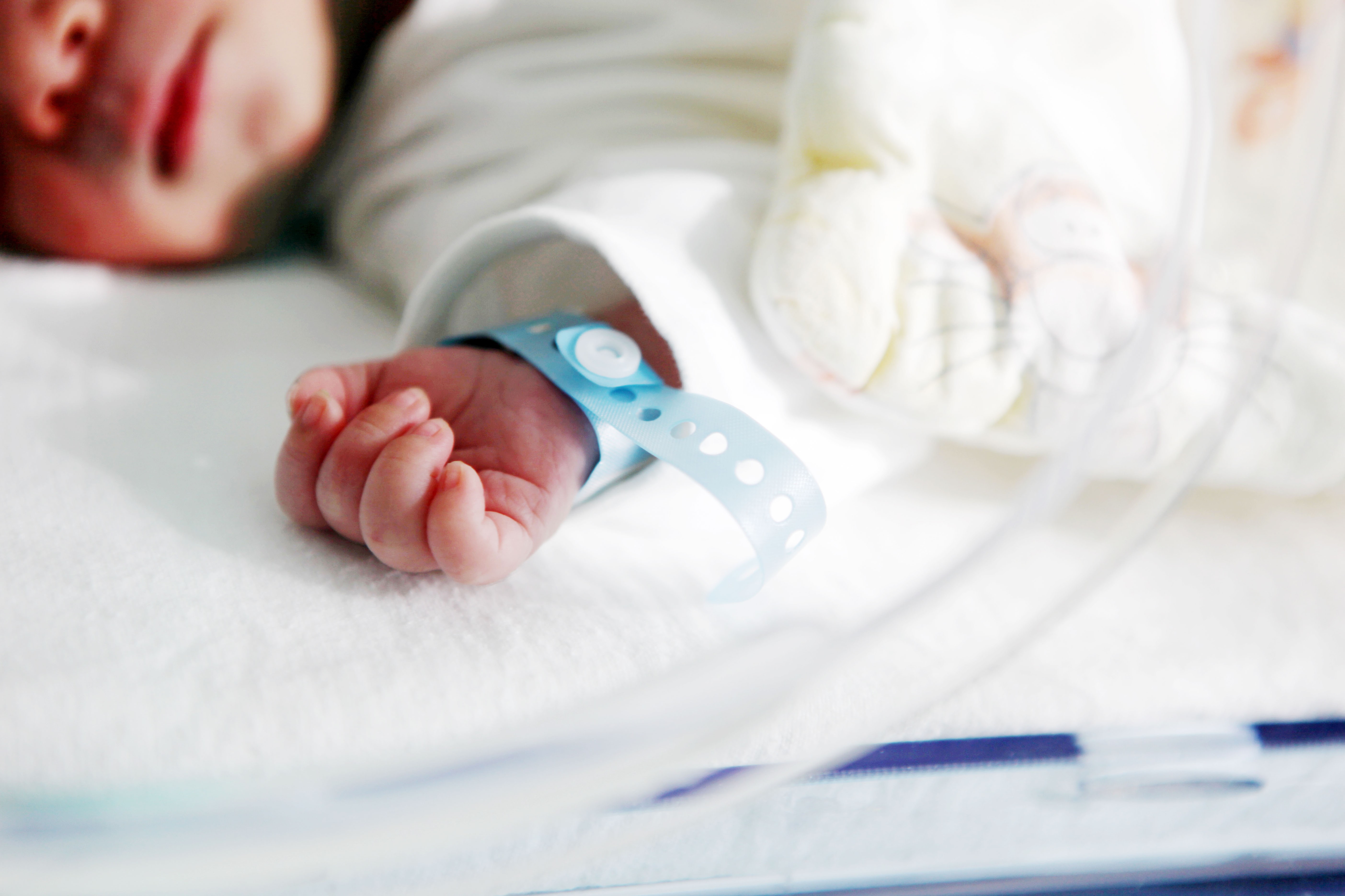 Părinții unui bebeluș grav bolnav refuză transfuziile de sânge de la persoane vaccinate. Autoritățile cer custodia copilului