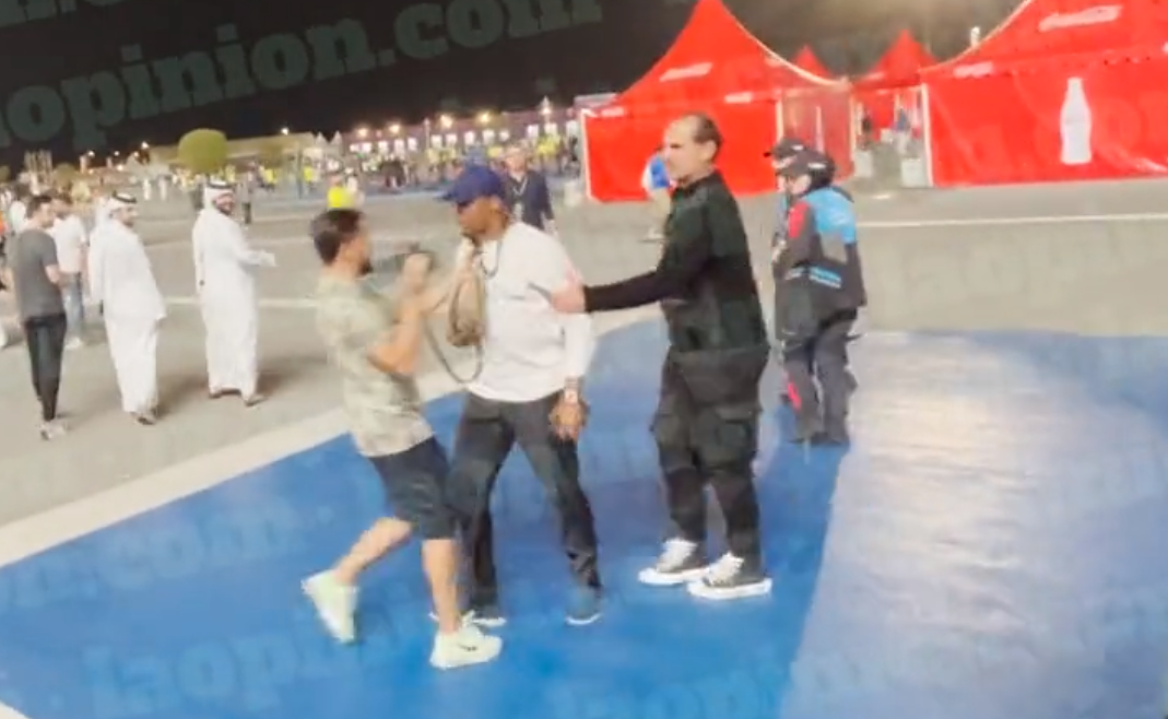 Fostul fotbalist Samuel Eto'o a fost filmat când lovește cu genunchiul în față un suporter la CM 2022