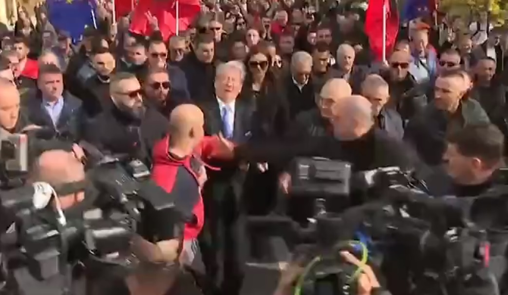 Liderul opoziției albaneze a fost lovit cu pumnul în față la un miting organizat la Tirana, la câțiva metri de Summitul UE-Balcani