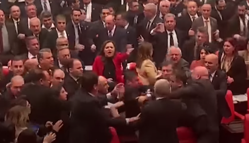 Un deputat turc a ajuns la terapie intensivă după ce a fost lovit în cap în timpul unei bătăi în parlament