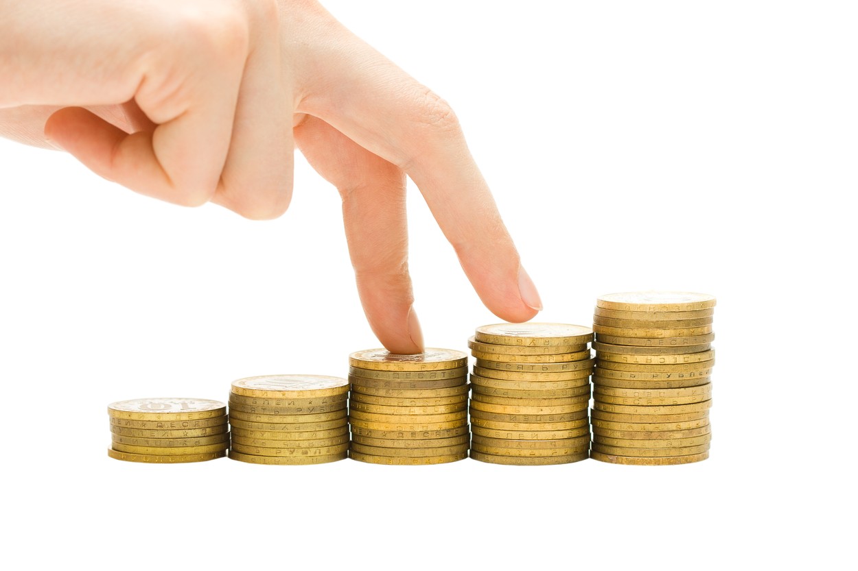 Raport: Romania va atinge un varf de creştere economica de 5 la suta in 2025. Salariul mediu net va depaşi 5.000 de lei