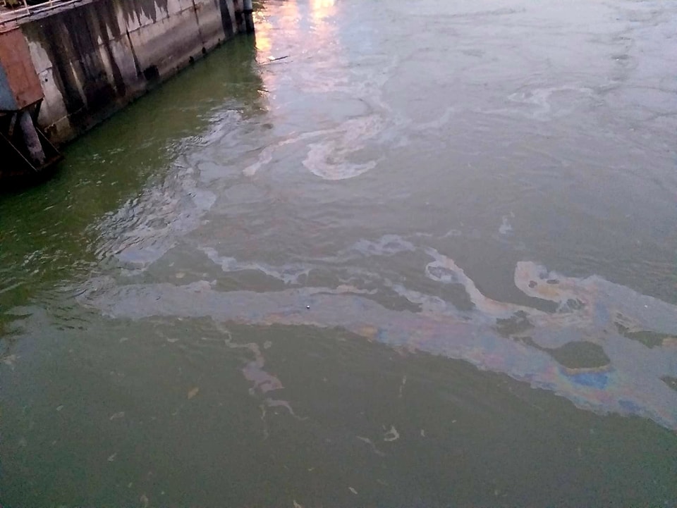 FOTO. Poluare cu petrol pe Dunăre pe o lungime de 6 kilometri