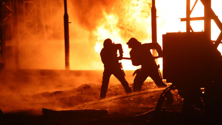 Pompieri ucraineni încearcă să stingă un incendiu izbucnit la o centrală electrică din Harkov, după un atac cu rachete trase de Rusia