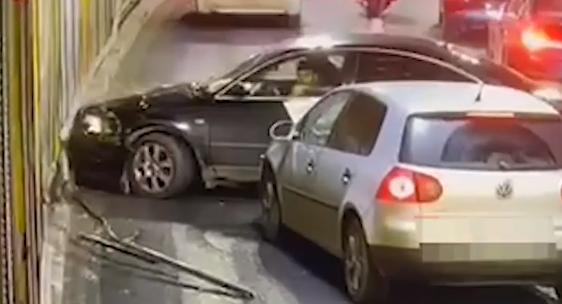 VIDEO. Accident în Pasajul Unirii: Primăria Sectorului 4 îi va face şoferului plângere penală pentru distrugere