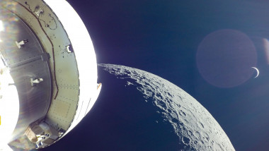 Imagine cu capsula Orion, Luna si pamantul