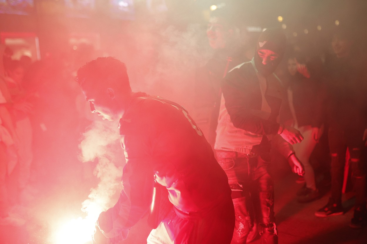 Mii de marocani au ieșit pe străzi în Spania să sărbătorească victoria la Cupa Mondială, dar au ajuns să se ia la bătaie cu poliția