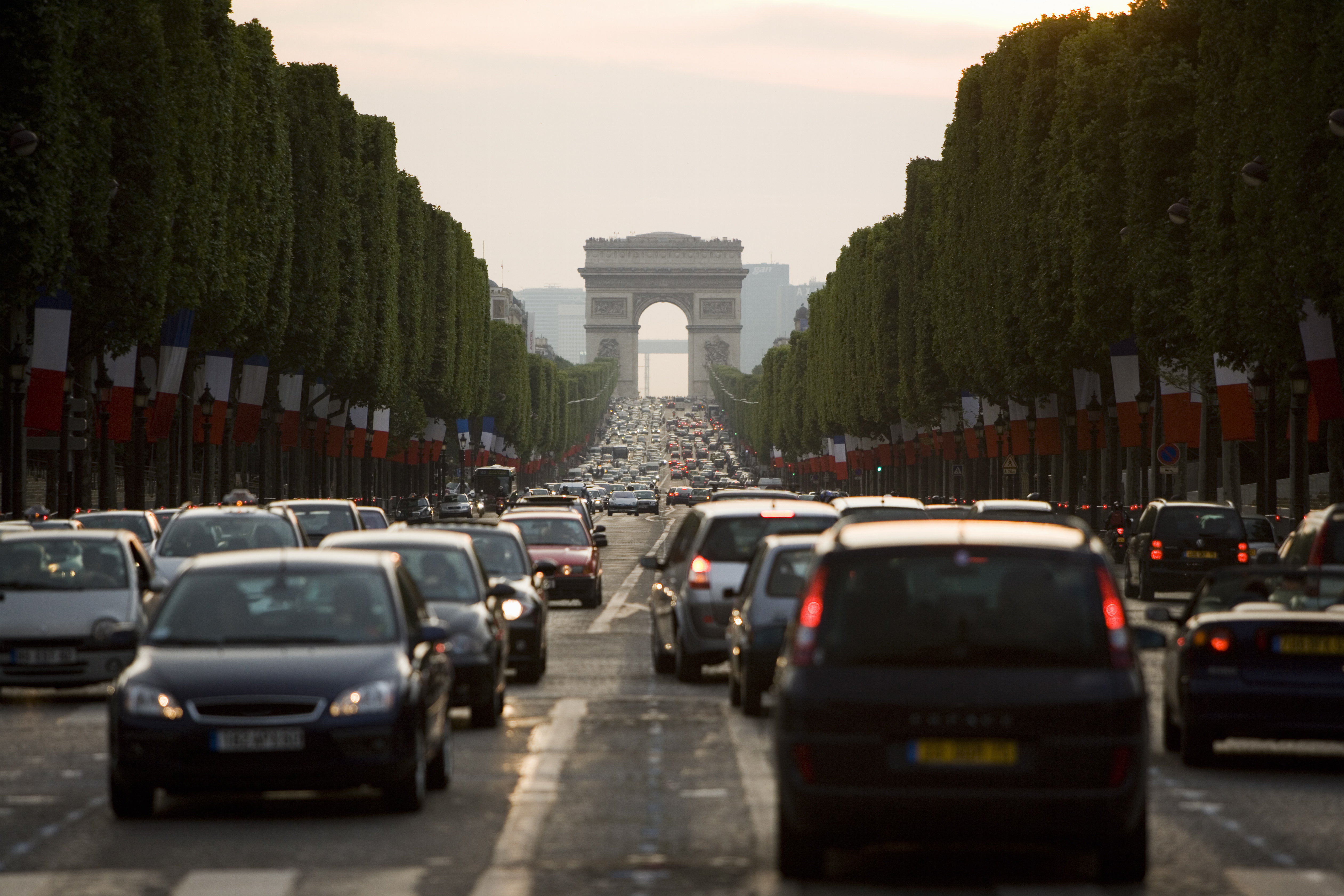 Peste 10 milioane de francezi care merg cu mașina la serviciu vor primi bani de carburant, din 2023
