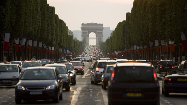 Peste 10 milioane de francezi care merg cu mașina la serviciu vor primi bani de carburant, din 2023