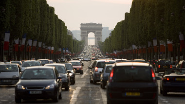 Peste 10 milioane de francezi care merg cu mașina la serviciu vor primi bani de carburant, din 2023