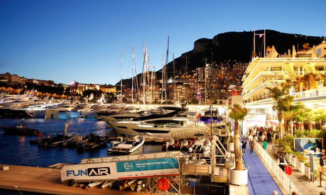 Monaco, Monaco. 30th Sep, 2022. Monaco, Monte Carlo - September 30, 2022: Monaco Yacht Show MYS with Night Atmosphere. Yachts, Yachten, Ship, Ships, Superyacht, Superyachts, Sea, Meer, Mare. Mandoga Media Germany Credit: dpa/Alamy Live News