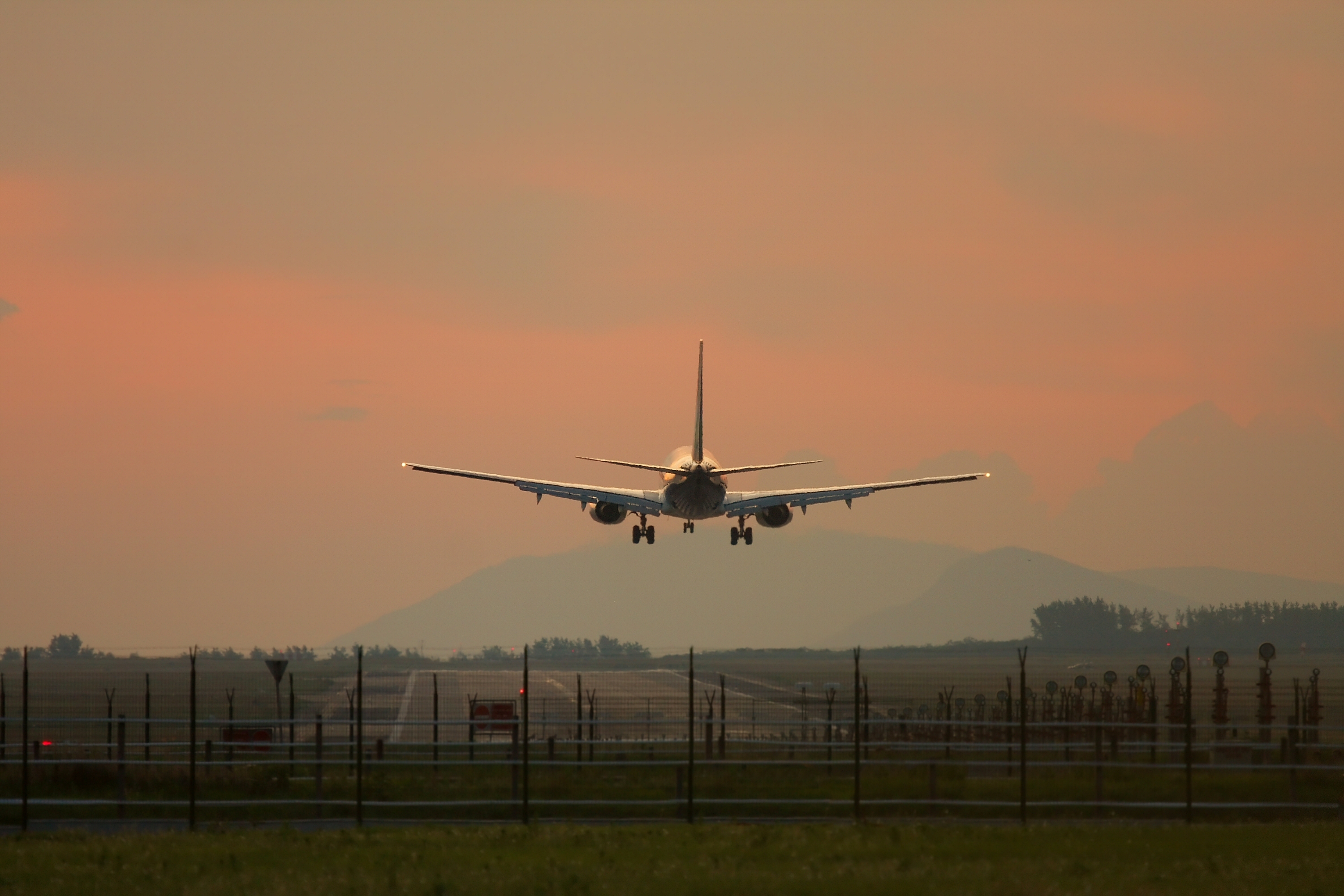 O femeie a pretins că naște în avion, iar aeronava a aterizat de urgență la Barcelona. Ce a urmat apoi