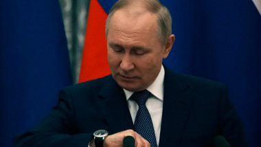 Vladimir Putin își verifică ceasul de la mână