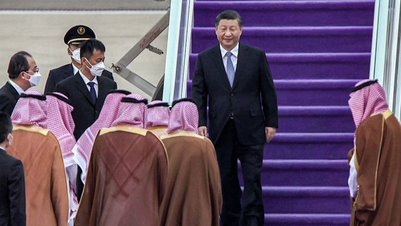 Preşedintele chinez Xi Jinping a ajuns miercuri la în Arabia Saudită. A fost primit cu mai mult fast decât Joe Biden.