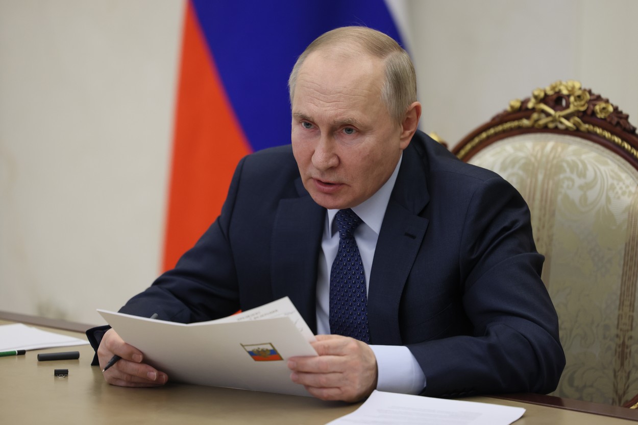 Putin a interzis exportul petrolului rusesc către ţările care au impus plafoane de preț