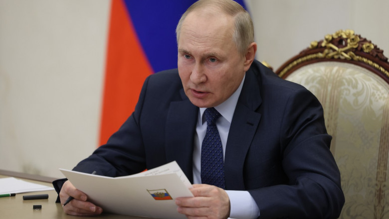 Vladimir Putin cu un document în mâini