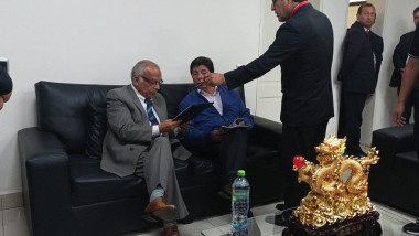 Președintele peruvian Pedro Castillo, alături de doi procurori, după demiterea sa de către Parlament