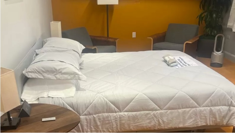 Musk a transformat birourile de la Twitter în hotel pentru "angajații obosiți". Imagini virale cu paturile și canapelele din companie