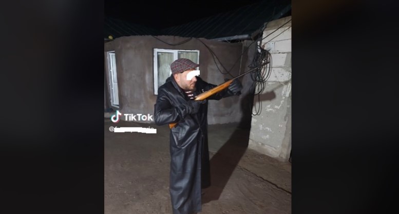 Descinderi în Mizil, după ce un bărbat a postat pe o rețea socială un video cu el ținând în mână o pușcă