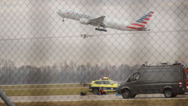 activisti de mediu lipiti de pista aeroportului in timp de un avion decoleaza