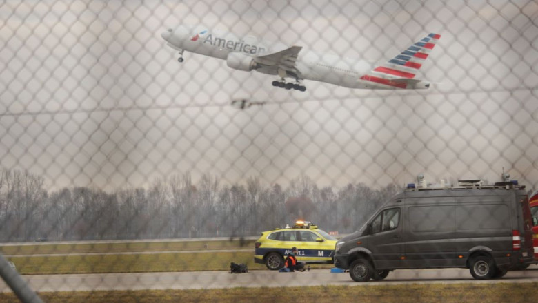 activisti de mediu lipiti de pista aeroportului in timp de un avion decoleaza