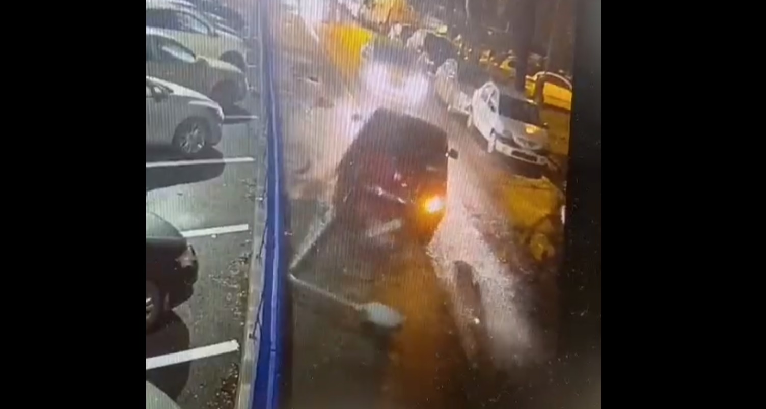 Patru hoți au intrat cu mașina în stâlp când fugeau de poliție. Momentul, surprins de o cameră de supraveghere