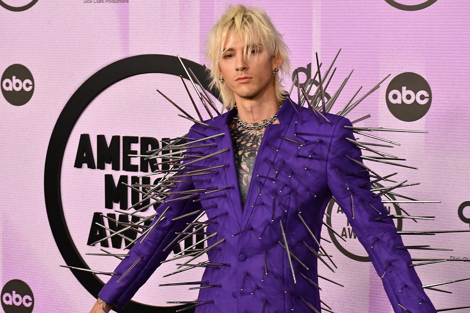 Machine Gun Kelly a crezut că îl va înjunghia pe Lionel Richie cu costumul lui, la American Music Awards
