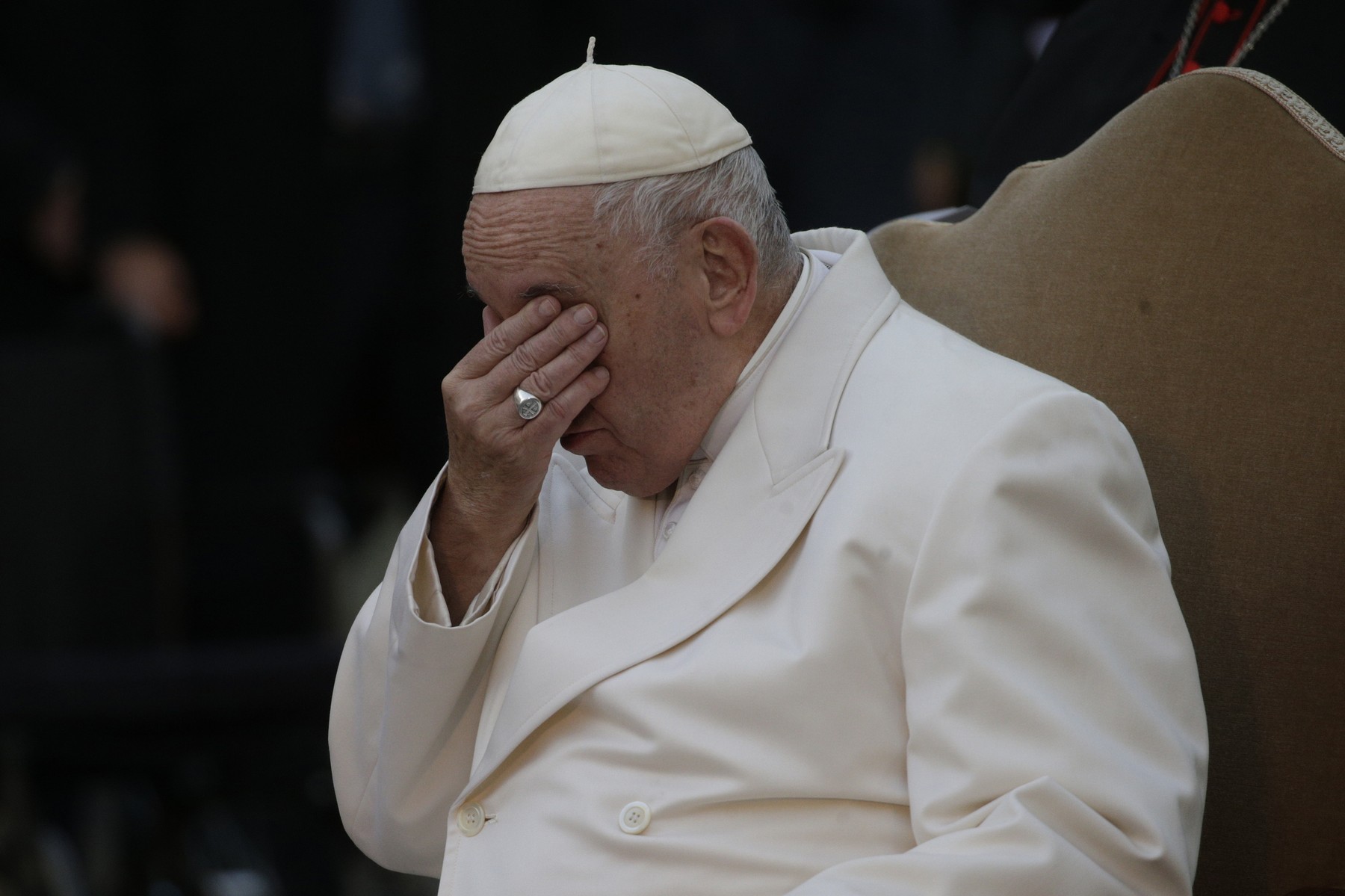 Papa Francisc a fost internat din nou la spital