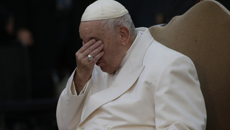 Papa Francisc a plâns în timpul unui discurs