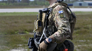 Soldat finlandez în cadrul unui exercițiu militar