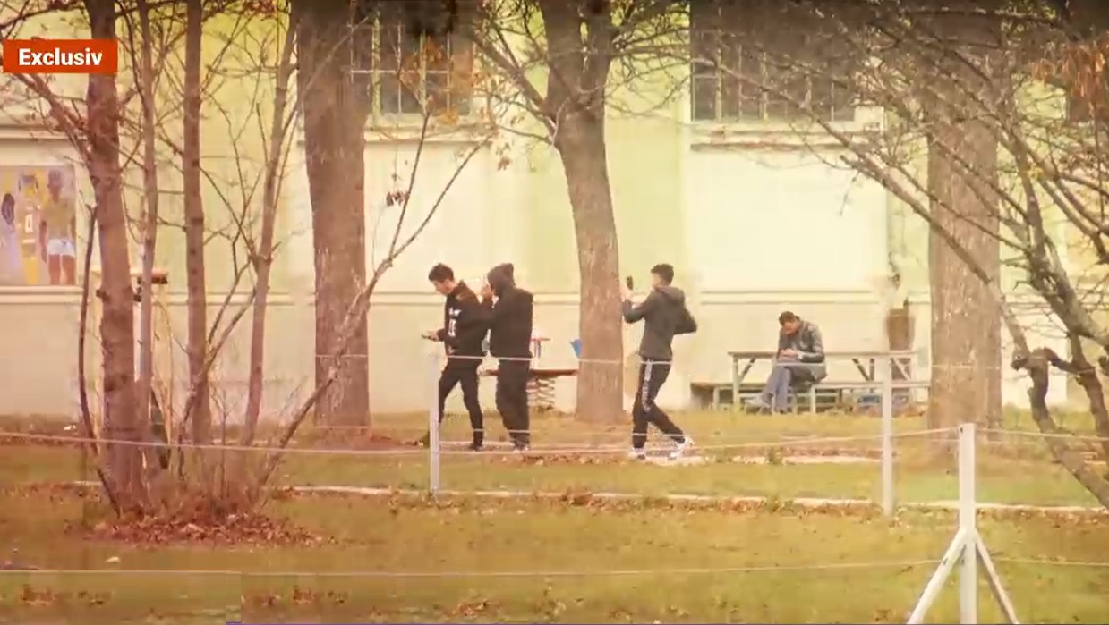 Reportaj Digi24 într-o tabără de migranți de lângă Viena. „Niciunul dintre cei 800 de refugiați nu a zis că a venit din România”