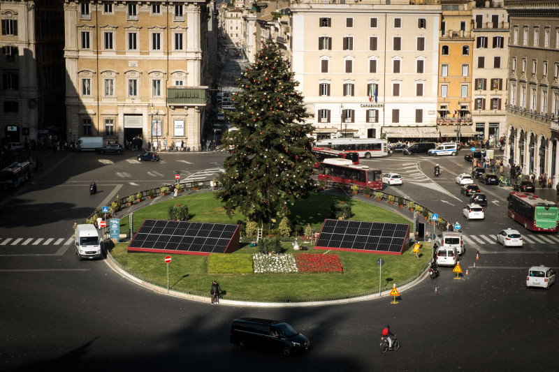 Scandal la Roma din cauza bradului de Crăciun cu energie solară, din centrul orașului