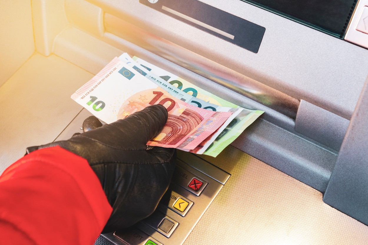 Angajatul unei bănci a dat un "tun" de o jumătate de milion de lei, cu o metodă ingenioasă, fentând principiul "celor patru ochi"