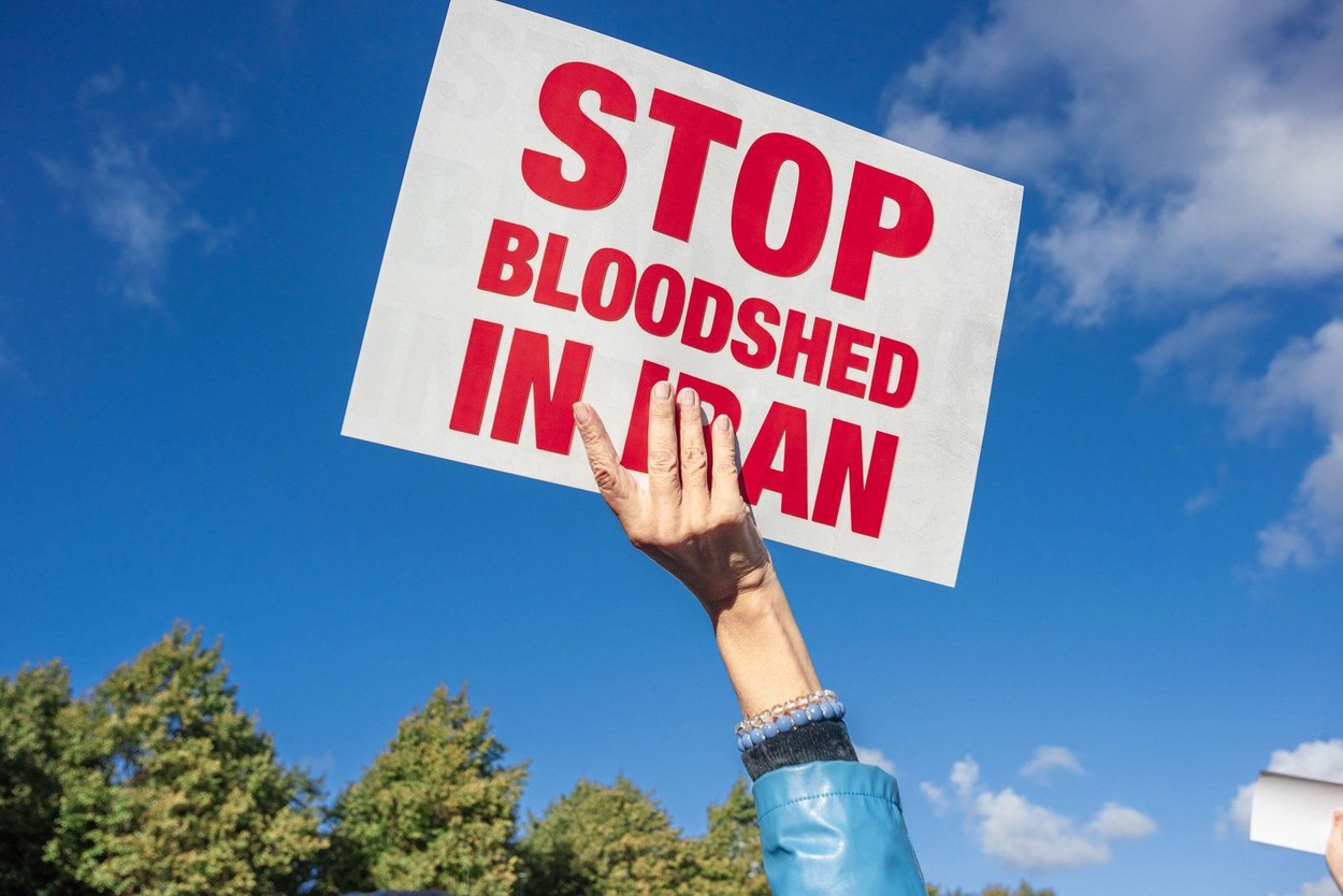 The Guardian: Femeile care protestează în Iran sunt împușcate în față, sâni și în organele genitale