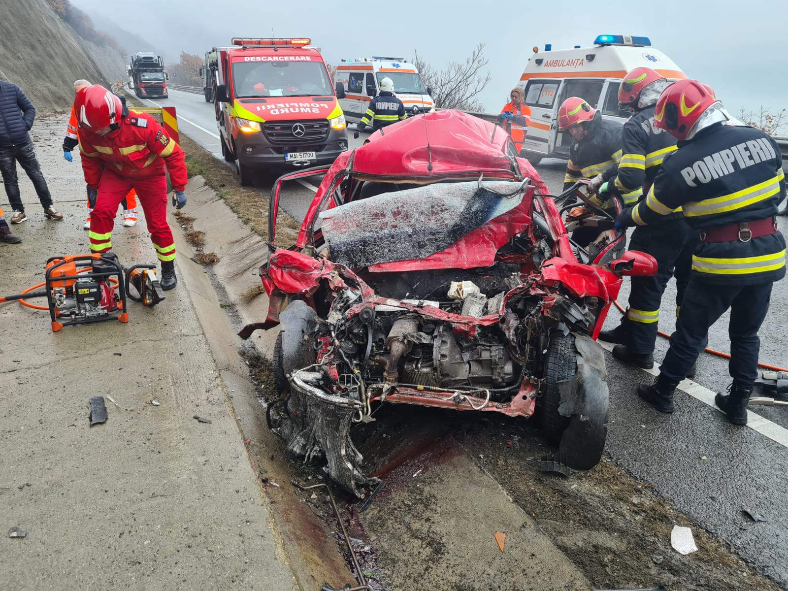 Mașină făcută praf sub roțile unui TIR, pe "Șoseaua Morții". Doi oameni au murit pe loc