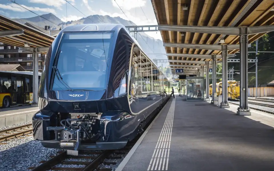 Elveția lansează un nou tren revoluționar. Poate sări de pe un ecartament pe altul și își reglează înălțimea vagoanelor