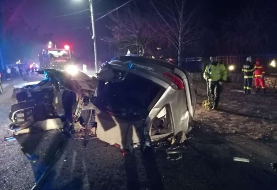 Un tânăr de 19 ani a murit după ce a intrat cu maşina într-o depăşire și a pierdut controlul volanului