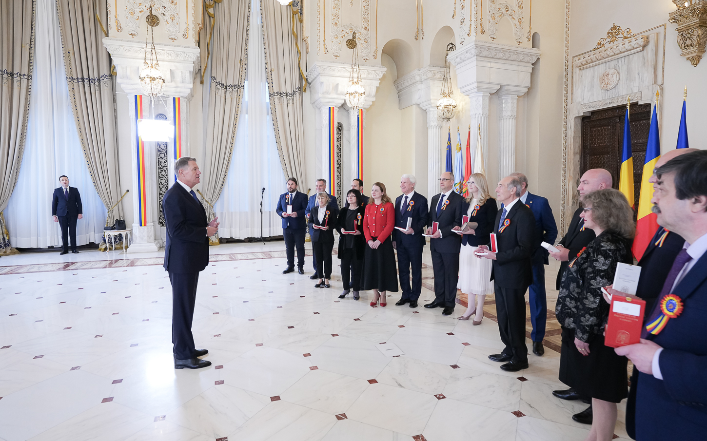Klaus Iohannis a decorat mai mulţi medici, profesori şi economişti de Ziua Naţională