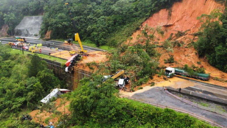O alunecare de teren uriașă a distrus o autostradă din Brazilia