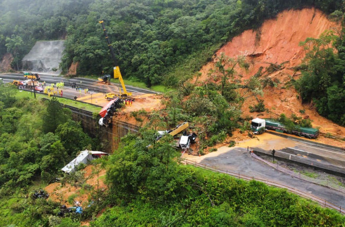 O alunecare de teren uriașă a distrus o autostradă din Brazilia. Imaginile din dronă arată amploarea dezastrului